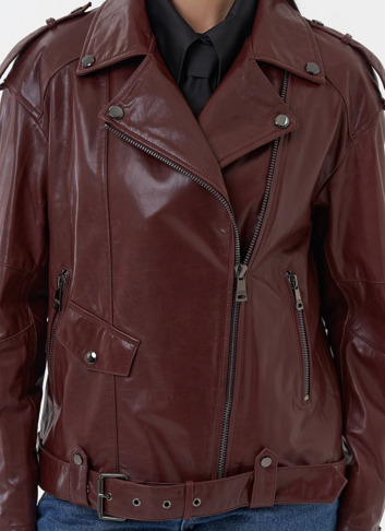 Женская косуха бордового цвета