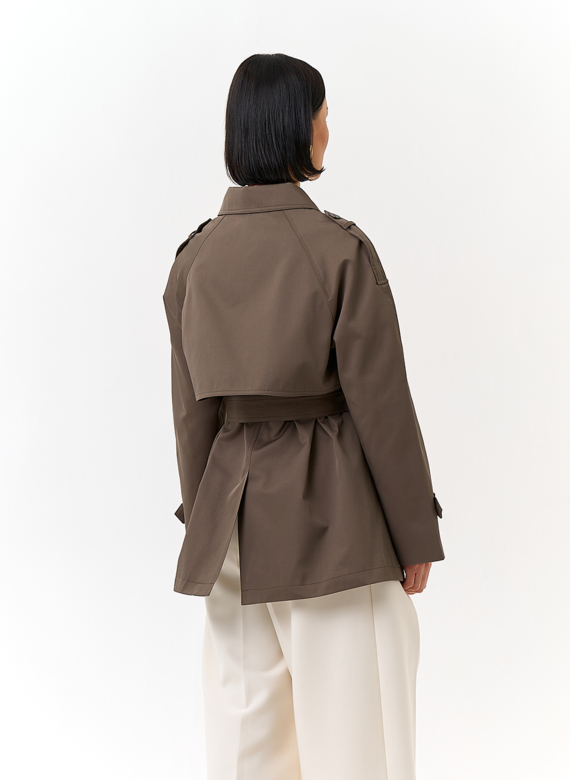 Женский укороченный плащ с поясом