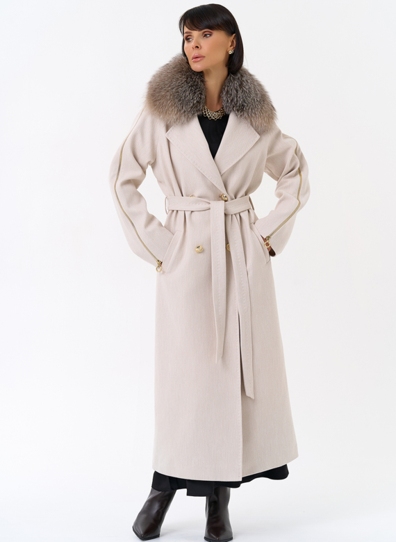 Утепленное женское пальто с английским воротником из меха лисы