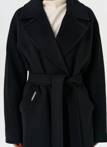 Женское пальто в черном цвете