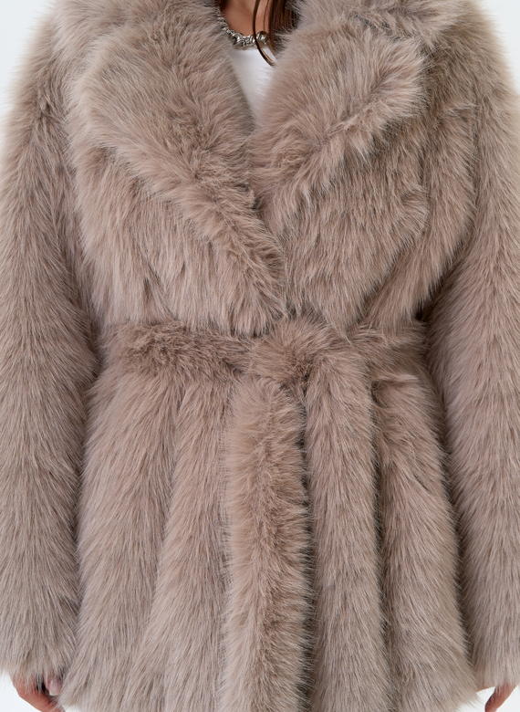 Женская шуба из эко меха в бежевом цвете