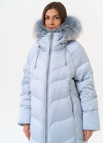 Женский пуховик голубого цвета с отделкой из меха лисы