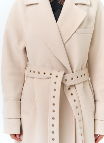 Женское пальто с акцентным поясом