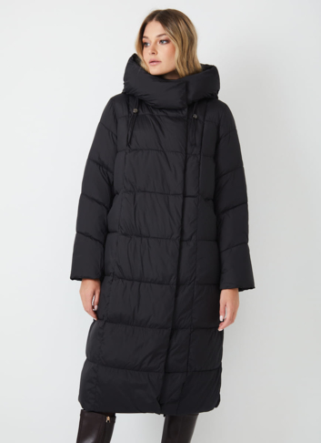 Женский пуховик черного цвета с капюшоном