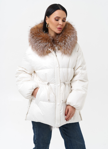 Женский пуховик с отделкой из меха лисы