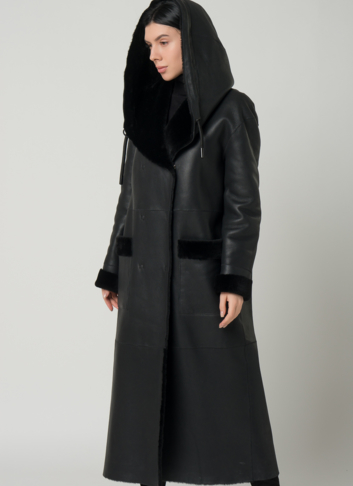 Удлиненная женская дубленка с капюшоном