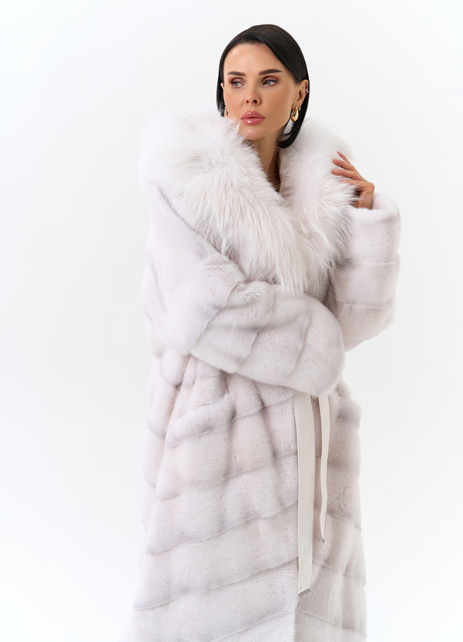 Белая шуба из меха норки с капюшоном из меха енота модель № 31714 универмаг малина