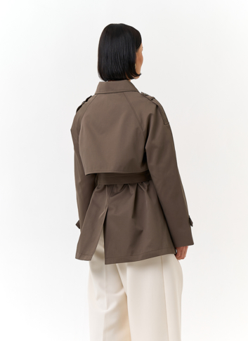 Женский укороченный плащ с поясом