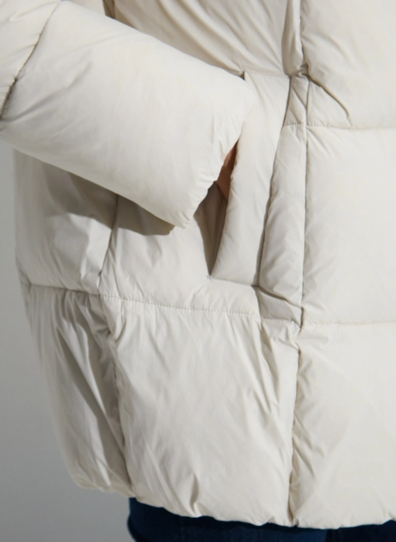 Женский пуховик с капюшоном фото