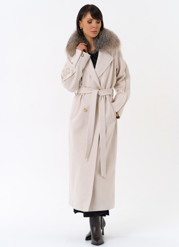 Утепленное женское пальто с английским воротником из меха лисы