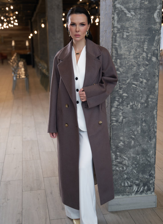 Длинное двубортное пальто с английским воротником