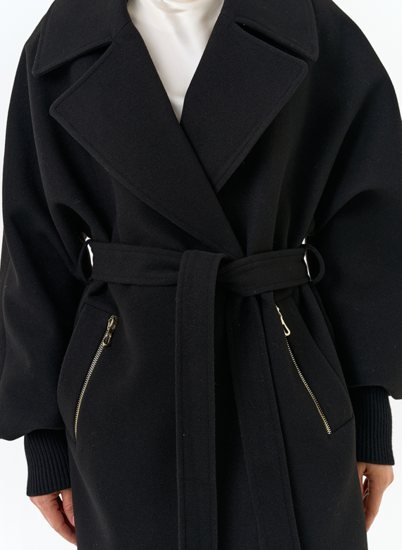 Женское укороченное пальто с декоративными молниями