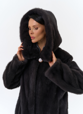 Женская шуба из норки силуэта баллон с капюшоном