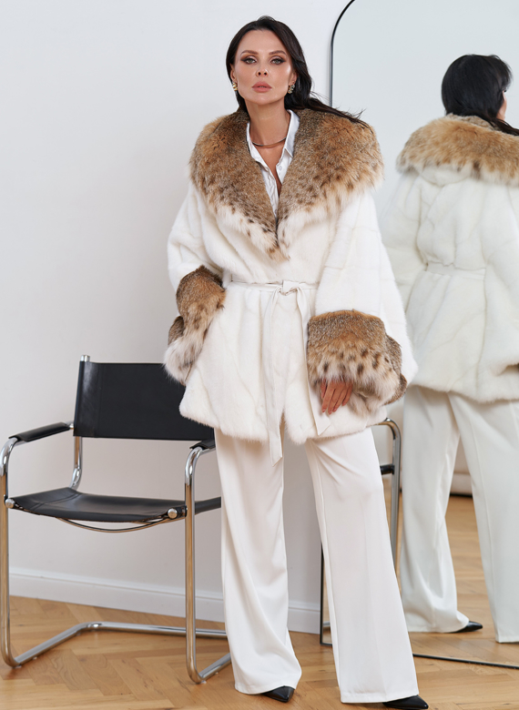 Женская белая шуба из меха норки с отделкой из меха рыси