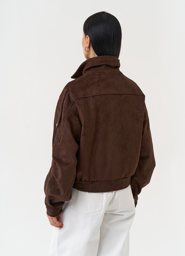 фото Женская куртка бомбер из эко замши коричневого цвета модель № 30446