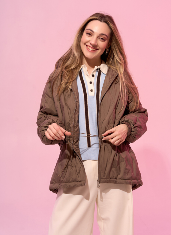 Женская куртка в коричневом цвете с капюшоном