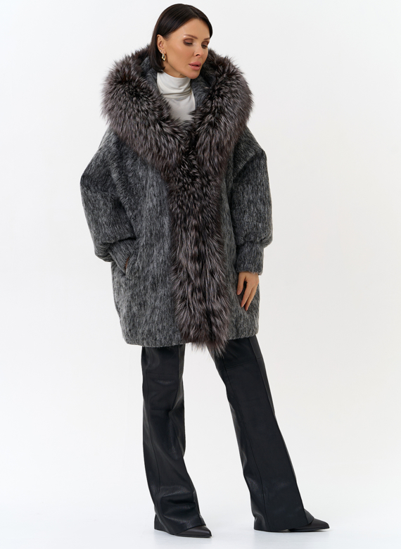 Женский удлиненный пуховик с отделкой из меха чернобурки