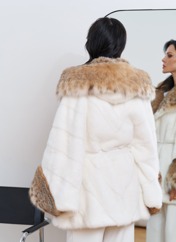 Женская белая шуба из меха норки с отделкой из меха рыси