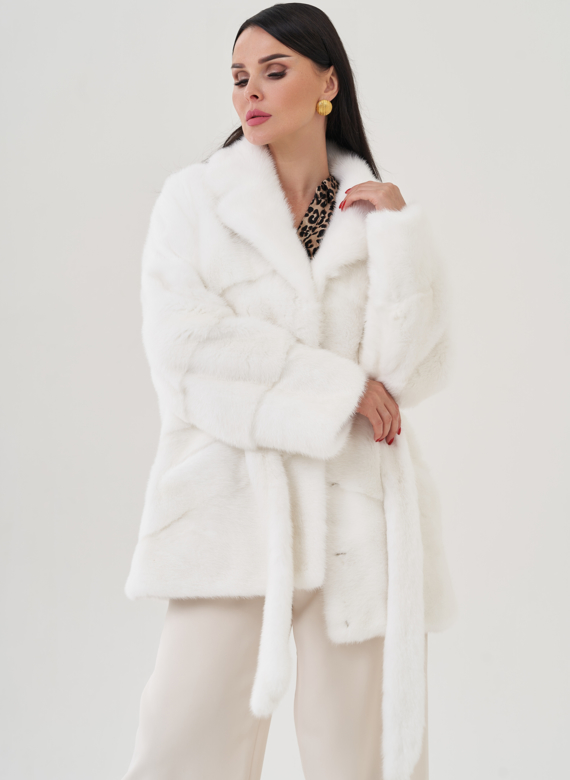 Шуба из меха норки белого цвета