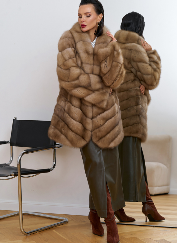 Женская шуба из куницы с воротником шаль