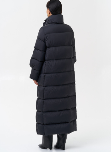 Женский пуховик черного цвета 